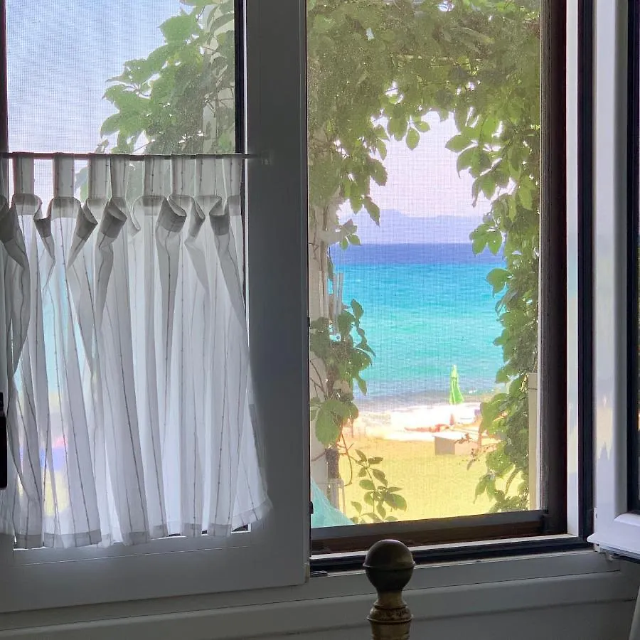On The Beach Apartment 폴리크로노